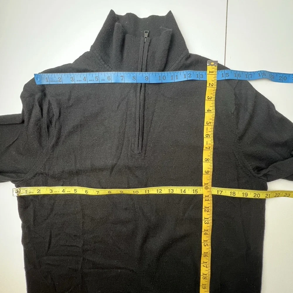 Banana Republic small hole